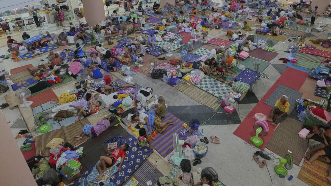 Thailändische Einwohner, die nach den Zusammenstößen zwischen thailändischen und kambodschanischen Soldaten aus ihren Häusern geflohen sind, ruhen sich in einem Evakuierungszentrum in der thailändischen Provinz Surin aus. Foto: Sakchai Lalit/AP/dpa 20250730082459538.jpg