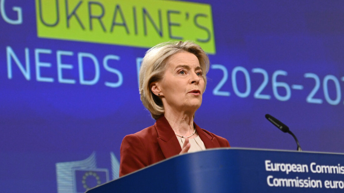 Die Präsidentin der Europäischen Kommission, Ursula von der Leyen, spricht während einer Pressekonferenz über den Finanzierungsbedarf der Ukraine für die Jahre 2026-2027 im EU-Hauptquartier. Foto: Harry Nakos/AP/dpa 20251203145457593.jpg