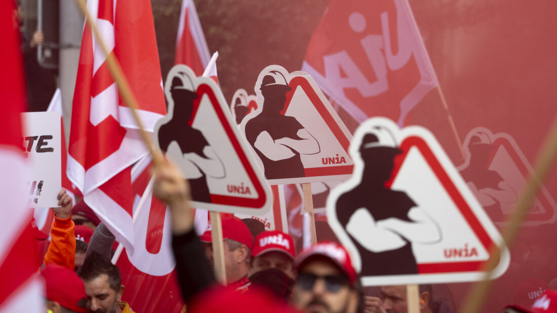 Im Herbst demonstrierten Bauarbeiter unter anderem in Zürich. Nun kann nach der Zustimmung der Gewerkschaften der neue Landesmantelvertrag im Schweizer Baugewerbe rückwirkend auf den 1. Januar in Kraft treten. (Archivbild) 20260124121405944.jpg