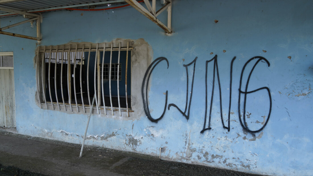 ARCHIV - Die Buchstaben «CJNG» bedecken die Fassade eines verlassenen Hauses in El Limoncito im mexikanischen Bundesstaat Michoacan. Foto: Eduardo Verdugo/AP/dpa/Archivbild 20260222191247404.jpg