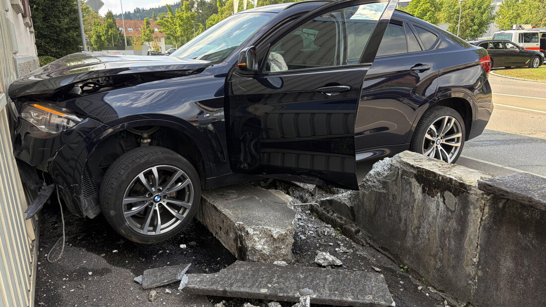Erst eine Mauer stoppte die Flucht eines 41-jährigen Lenkers vor der Polizei. 20260720132321684.jpg