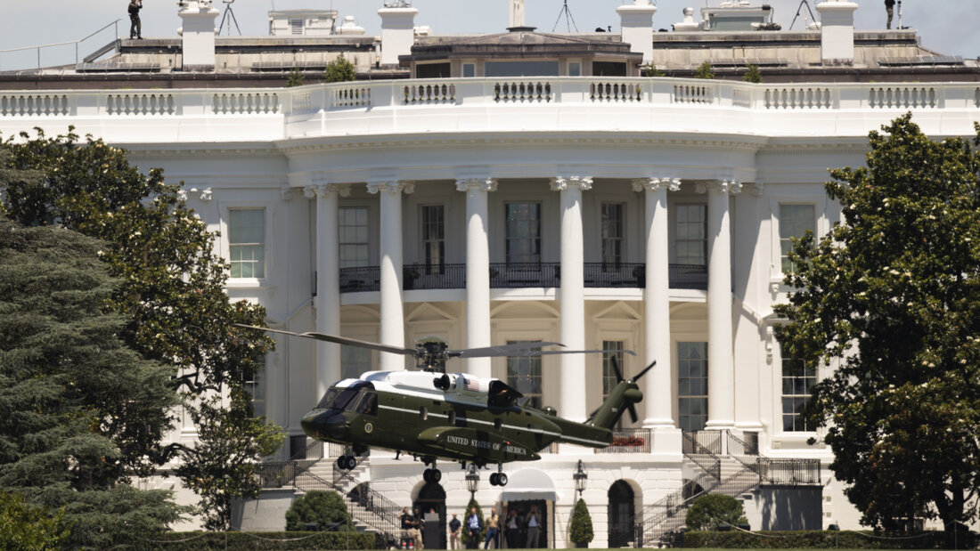 ARCHIV - Ein Hubschrauber vom Typ Sikorsky VH-92 hebt vor dem Weißen Haus ab. Foto: Manuel Balce Ceneta/AP/dpa/Symbolbild 20260819203254493.jpg