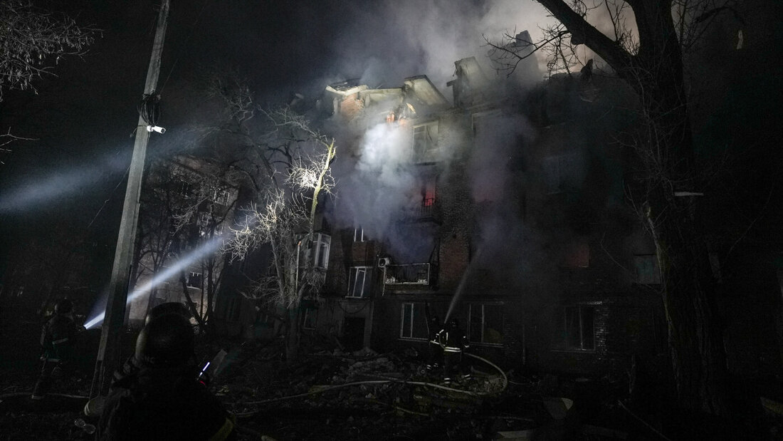ARCHIV - Rettungskräfte löschen ein Feuer nach einem russischen Drohnenangriff auf Krywyj Rih. Foto: Mykola Myrnyi/AP/dpa/Archivbild 20260821193133531.jpg