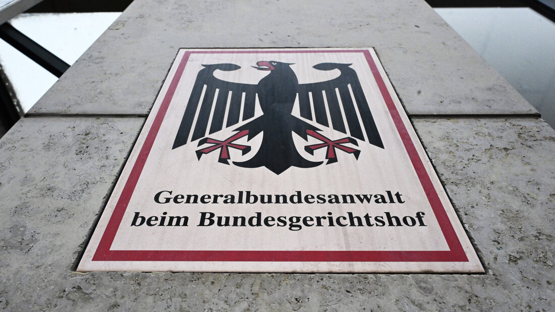 ARCHIV - Ein Hinweisschild mit Bundesadler und dem Schriftzug "Generalbundesanwalt beim Bundesgerichtshof", aufgenommen vor der Bundesanwaltschaft. (zu dpa: «Bundesanwaltschaft übernimmt Ermittlungen zu Strom-Sabotage») Foto: Uli Deck/dpa/Archivbild 20260917153534493.jpg