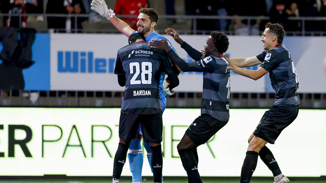 Die Winterthurer feiern in Wil ihren Penalty-Helden Stefanos Kapinos 20240914214048016.jpg