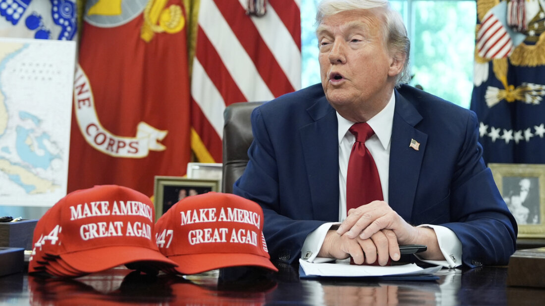 dpatopbilder - US-Präsident Donald Trump spricht mit Reportern. Foto: Alex Brandon/AP/dpa 20250424073653856.jpg