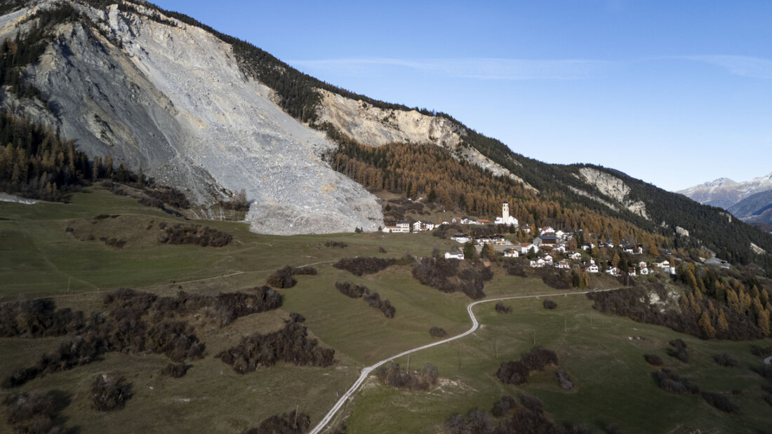 Der Berg über Brienz GR droht abzustürzen. Das bereits evakuierte Dorf wurde deshalb nun auch tagsüber gesperrt. (Archivbild) 20250616165044735.jpg
