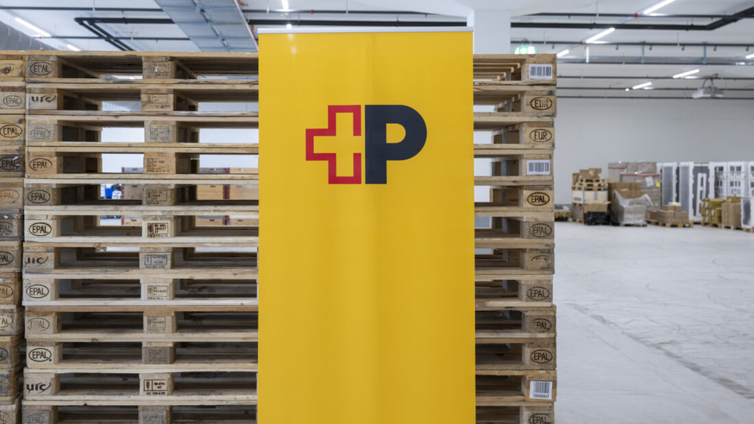 Die Post hat in den ersten neun Monaten 2025 ein Betriebsergebnis von 183 Millionen Franken erzielt - das ist 58 Millionen Franken weniger, als in der Vorjahresperiode. Im Bild das neue Lagerlogistikzentrum der Schweizerischen Post in Villmergen AG. (Archivbild) 20251118093733115.jpg