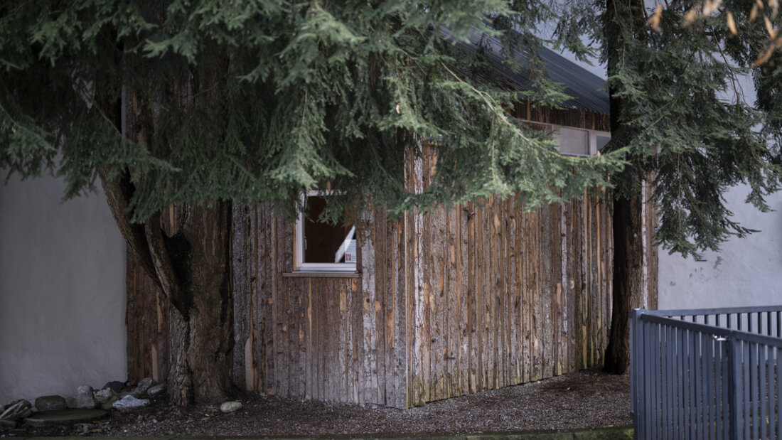 Durch ein Fenster stehen die Eingeschlossenen in der Wiborada-Zelle jeweils für Gespräche zur Verfügung. (Archivbild) 20260203163228487.jpg