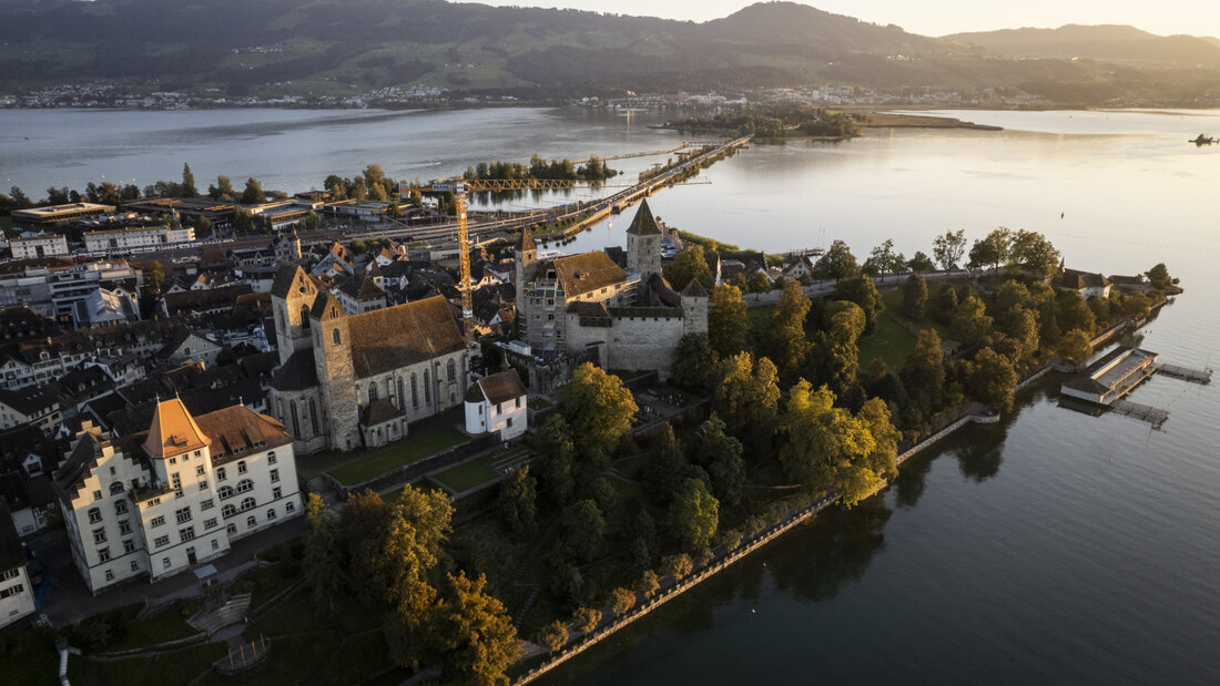 In Rapperswil-Jona, der Gemeinde mit einem der tiefsten Steuersätze, muss der Stadtrat sparen. Zwei Massnahmen werden ab sofort umgesetzt. (Archivbild) 20260706113038644.jpg
