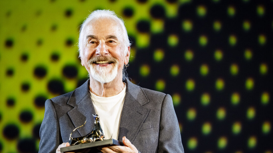 Am Anfang stand ein "crazy wild dream": Make-Up-Effekt-Künstler und Oscargewinner Rick Baker bei der Entgegennahme des Vision Award am Locarno Film Festival. 20260813112946604.jpg