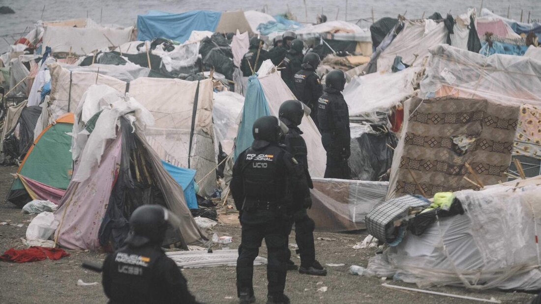 dpatopbilder - Bereitschaftspolizisten stehen während der Räumung zwischen den Unterkünften des provisorischen Migrantenlagers am Strand «El Trampolin» in Ceuta. Foto: Fabian Suspensivo/ZUMA Press Wire/dpa 20261005173843148.jpg