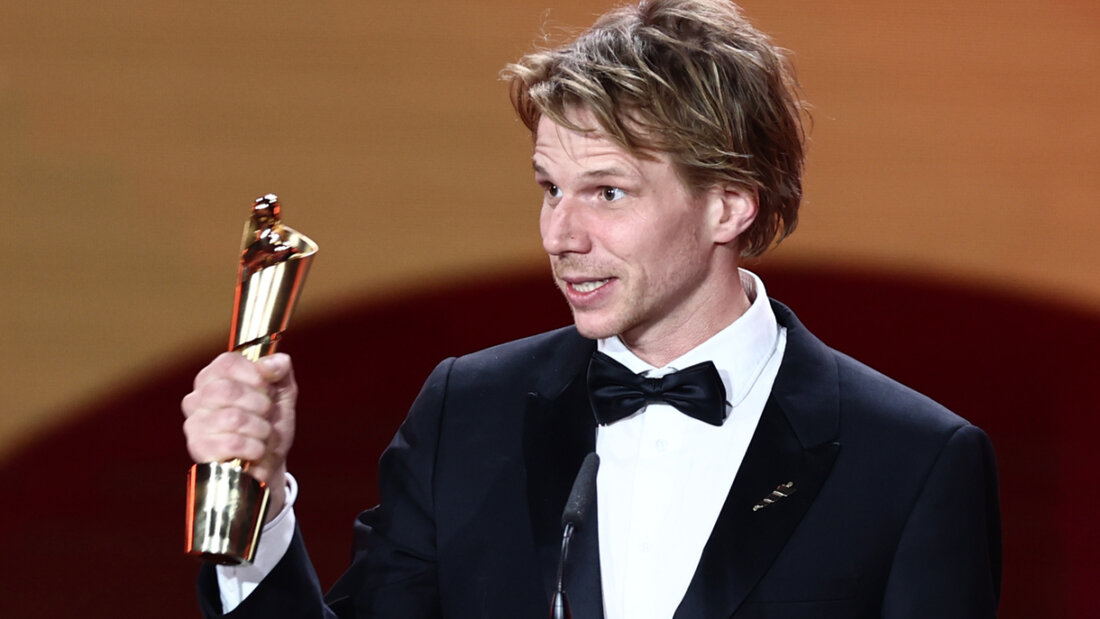 Regisseur Tim Fehlbaum bedankt sich für die Lola für die beste Regie für den Film «September 5» während der 75. Verleihung des Deutschen Filmpreises in Berlin im Theater am Potsdamer Platz. Der Deutsche Filmpreis gehört zu den wichtigsten Auszeichnungen der Branche. Foto: Christoph Soeder/dpa 20250509223426632.jpg