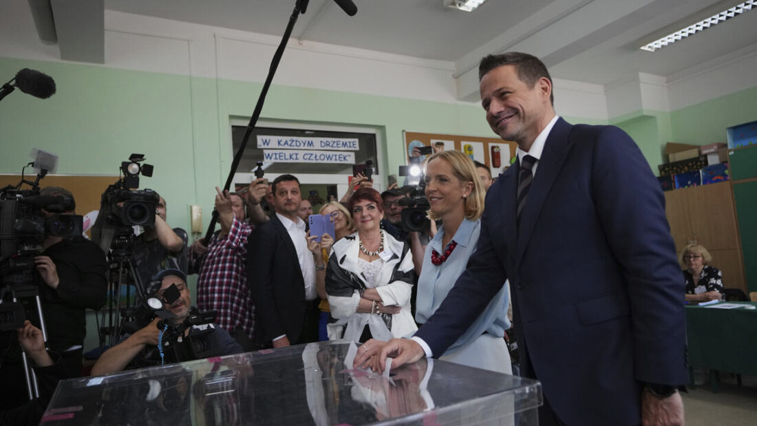 dpatopbilder - Präsidentschaftskandidat Rafal Trzaskowski und seine Frau Malgorzata Trzaskowska geben ihre Stimmen in einem Wahllokal während der Präsidentschaftswahlen in Warschau, Polen, ab. Foto: Petr David Josek/AP/dpa 20250601135730358.jpg