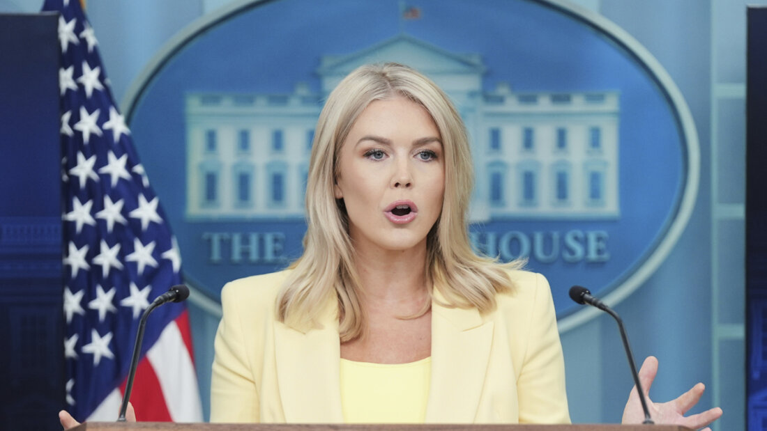 ARCHIV - Die Pressesprecherin des Weißen Hauses, Karoline Leavitt, spricht während eines Briefings im Weißen Haus. Foto: Evan Vucci/AP/dpa 20250611214831721.jpg