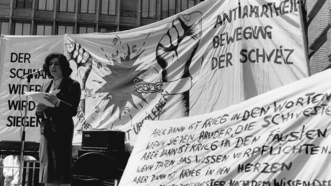 Stadträtin Ursula Koch spricht 16. Juni 1988 in der Bahnhofstrasse in Zürich an einem "Bankenpikett" zum Gedenken des 1976 niedergeschlagenen Aufstands in Soweto gegen das Apartheidsregime in Südafrika. Anti-Apartheids-Aktivisten riefen zum Boykott der Banken auf. (KEYSTONE/Patrice Cuennet) 20260614120009694.jpg