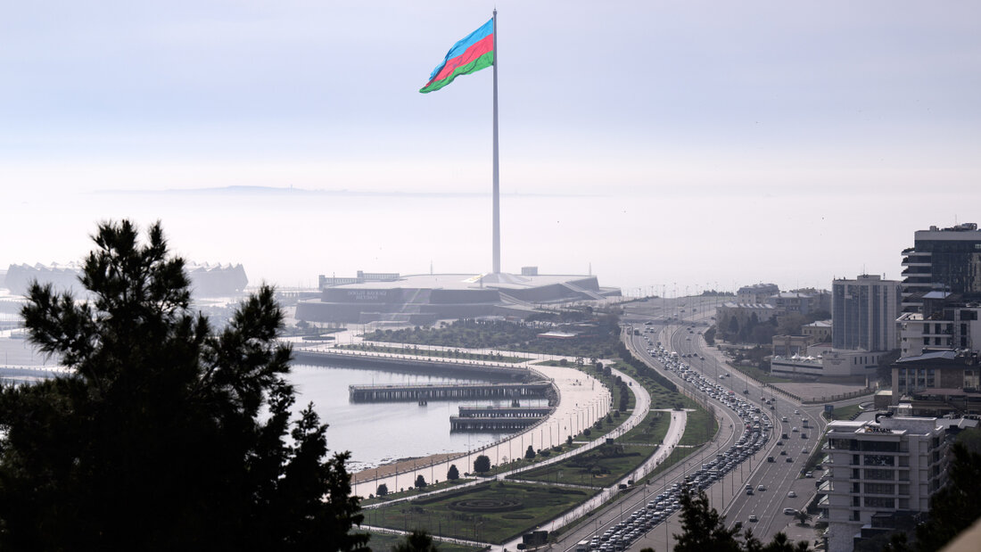 ARCHIV - Blick von der Gedenkstätte "Allee der Märtyrer" auf die Innenstadt von Baku. Die Hauptstadt von Aserbaidschan, übersetzt "Stadt der Winde", ist mit rund 2,2 Millionen Einwohnern die größte Stadt des Staats im Südkaukasus. Foto: Bernd von Jutrczenka/dpa/Archivbild 20260910153623760.jpg