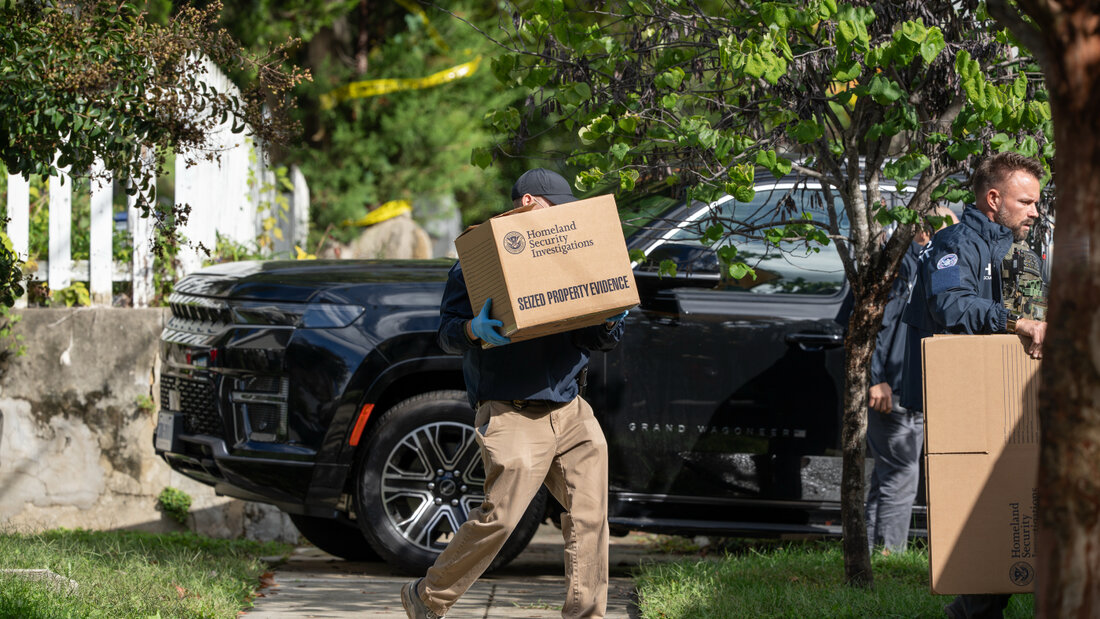 Beamte des Ministeriums für Innere Sicherheit tragen während einer Durchsuchung Kisten aus der Wohnung der linken US-Abgeordneten Omar. Foto: J. Scott Applewhite/AP/dpa 20261012203732563.jpg