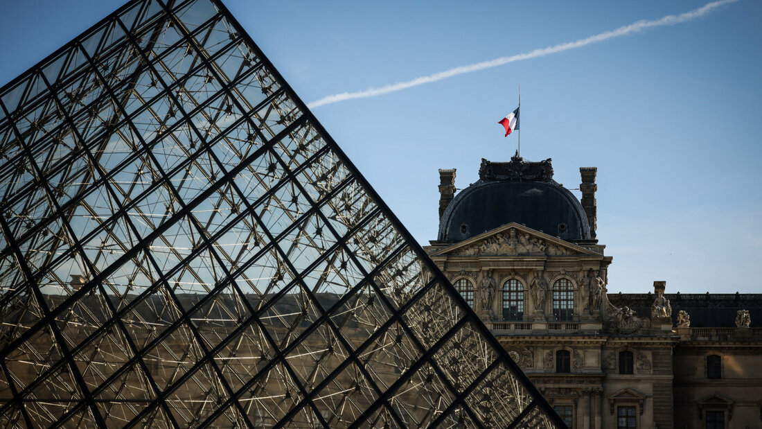 ARCHIV - Die französische Flagge weht auf dem Louvre-Museum. Der Louvre hat wegen der Proteste in Frankreich seine Türen zu Beginn der Woche nicht wie gewohnt geöffnet. Foto: Thomas Padilla/AP/dpa 20261019133839289.jpg
