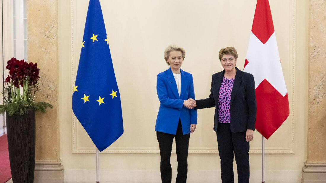Am 20. Dezember 2024 kündigten die damalige Bundespräsidentin Viola Amherd (rechts) und EU-Kommissionspräsidentin Ursula von der Leyen (links) in Bern das Ende der Verhandlungen an. (Archivbild) 20250613122428619.jpg