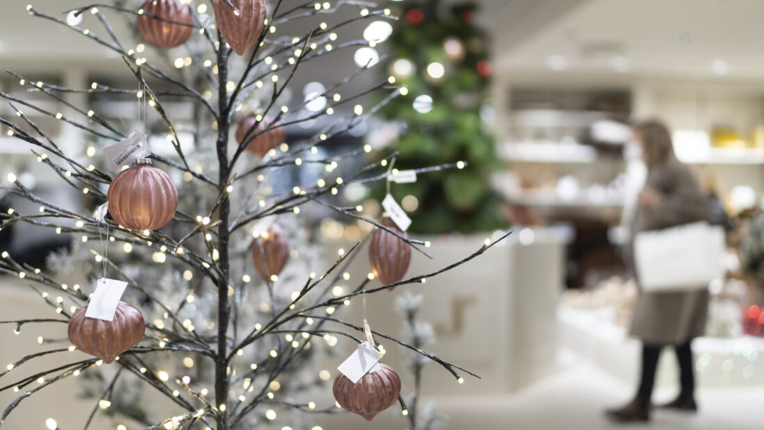 Die Konsumstimmung in Deutschland hellt sich etwas auf. Der Konsumklima-Indikator für Dezember stieg im Vergleich zum Vormonat leicht um 0,9 Zähler auf minus 23,2 Punkte, was Stabilität für das Weihnachtsgeschäft verspricht. (Archivbild) 20251127112505821.jpg