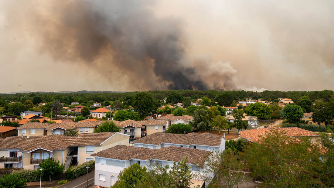 Ferienparadies in Flammen: In Windeseile verbreiten sich die Waldbrände an der französischen Westküste und zwingen zahlreiche Gäste aus der Schweiz, den beliebten Badeort am Cap-Ferret fluchtartig zu verlassen. 20260724154355163.jpg
