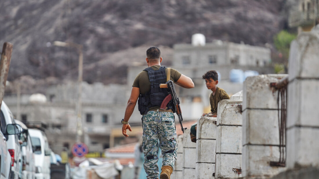 ARCHIV - Ein bewaffneter Mann geht auf dem Sirah-Fischmarkt in Aden an einem Jungen vorbei. Foto: Abdulnasser Alseddik/AP/dpa/Archivbild 20260921145752895.jpg