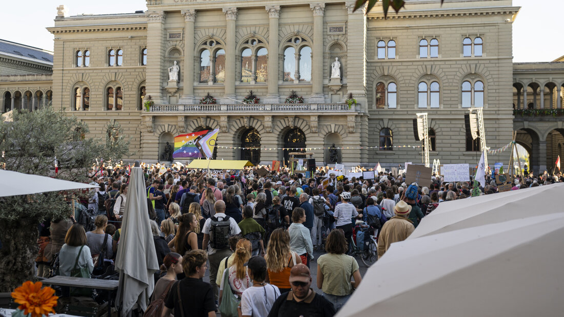 Auf dem Berner Bundesplatz versammelten sich am Freitagabend Demonstrierende unter dem Motto "Keine 50-Grad Sommer". 20260925182151367.jpg