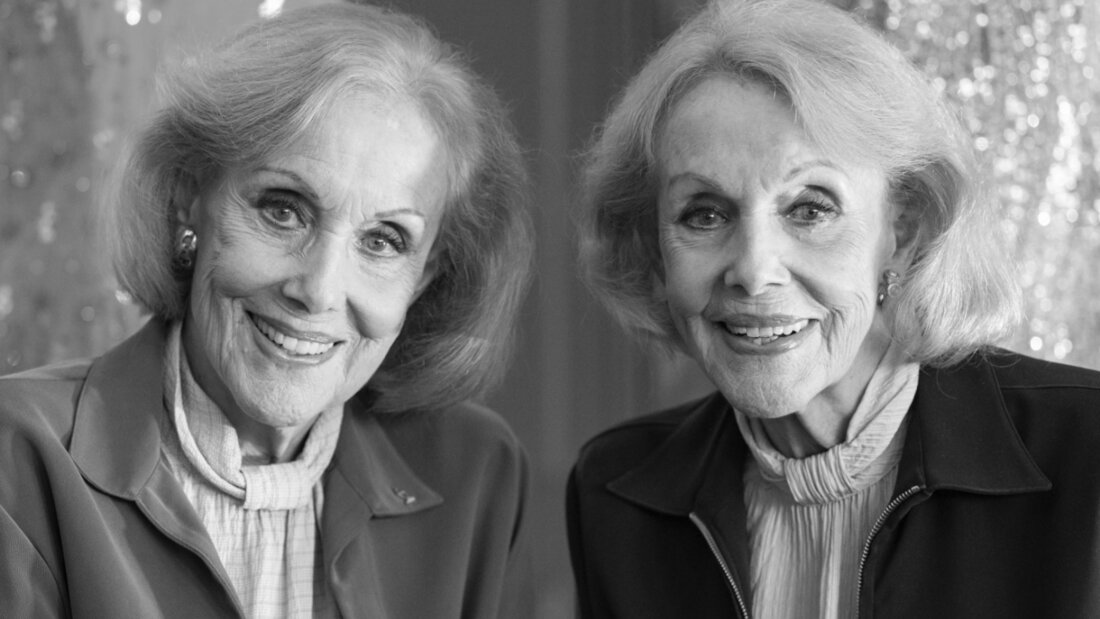 Die Kessler-Zwillinge, Alice (l.) und Ellen Kessler, posieren bei einem exklusiven Fototermin nach der Auftaktveranstaltung zu einer Online-Versteigerung ihrer Bühnenoutfits im Gärtnerplatztheater. Foto: Lennart Preiss/dpa 20251117161152679.jpg