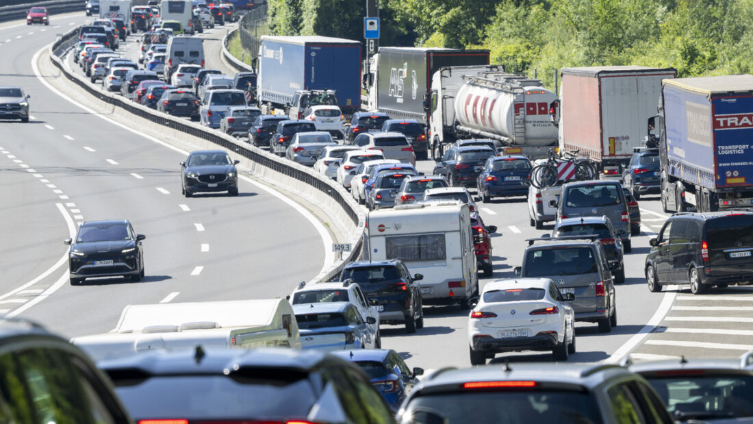 Auf den Strassen Richtung Süden stauten sich am Pfingstsamstag die Autos. 20260523143925311.jpg