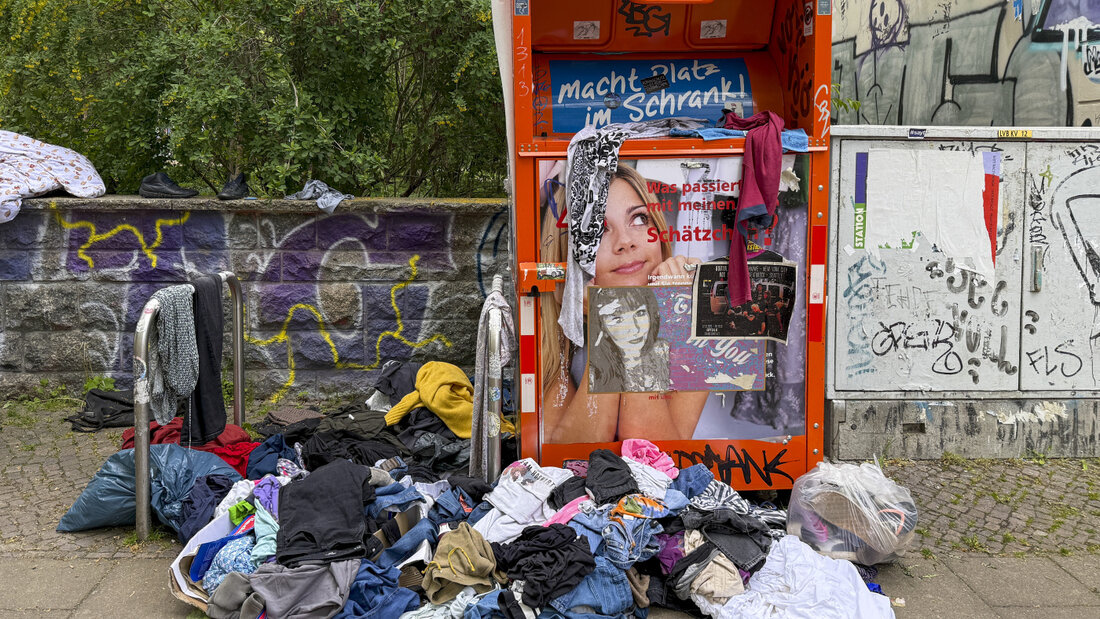 Nicht nur Privatpersonen werfen ihre Kleidung in den Abfall. Auch nicht verkaufte Kleidung und Schuhe landen oft im Müll. (Archivbild) 20260719004557377.jpg