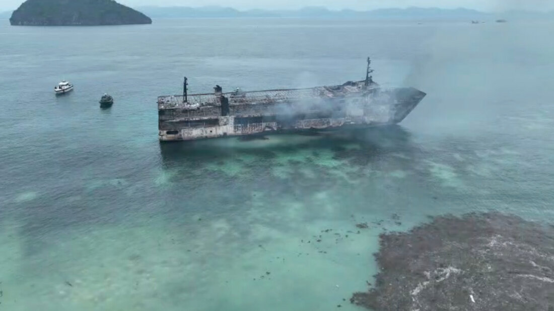 HANDOUT - Dieses Foto, das von der philippinischen Küstenwache zur Verfügung gestellt wurde, zeigt die Überreste der Fähre "MV June Aster", die vor der Küste der Provinz Palawan im Westen der Philippinen in Brand geraten war. Foto: Philippine Coast Guard/dpa - ACHTUNG: Nur zur redaktionellen Verwendung und nur mit vollständiger Nennung des vorstehenden Credits 20260910073957934.jpg