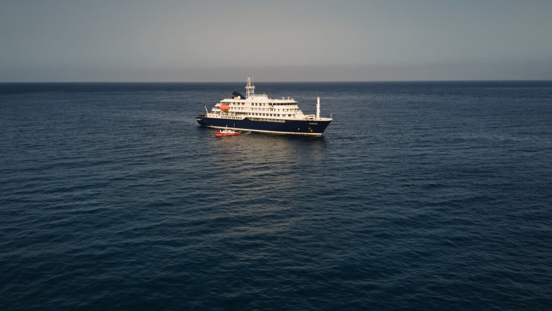 ARCHIV - Luftaufnahme des niederländischen Kreuzfahrtschiffs MV Hondius, das im Atlantik vor den Kapverden vor Anker liegt. Foto: Arilson Almeida/AP/dpa 20260510032001541.jpg
