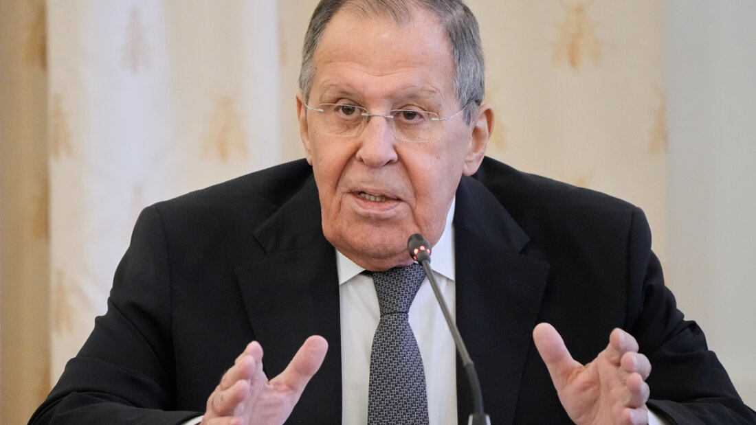ARCHIV - Der russische Außenminister Sergej Lawrow gestikuliert während seiner Rede bei einer Generalversammlung des Russischen Rates für Internationale Angelegenheiten. Foto: Alexander Zemlianichenko/Pool AP/dpa 20260619095112577.jpg