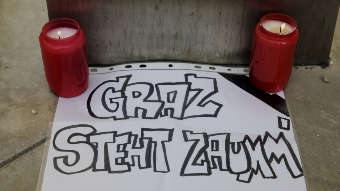 Kerzen stehen neben einem Stück Papier mit der Aufschrift «Graz steht zusammen». Ein 21-Jähriger aus dem Raum Graz hat nach Angaben der Behörden die tödlichen Schüsse an einem Gymnasium im österreichischen Graz abgegeben. Foto: Heinz-Peter Bader/AP/dpa 20250610192928992.jpg