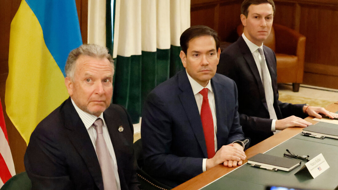 dpatopbilder - Der Sondergesandte Steve Witkoff, links, Außenminister Marco Rubio, Mitte, und Jared Kushner bei einem Treffen mit ukrainischen Beamten. Foto: Terry Renna/AP/dpa 20251130180038035.jpg