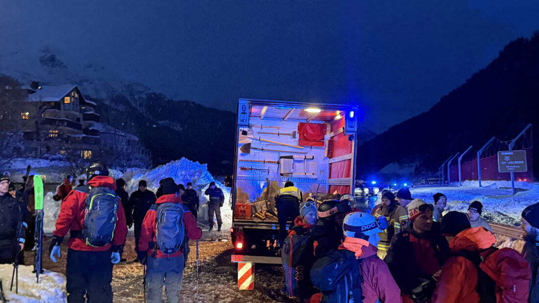 Einsatzkräfte und Helfer stehen bei einem LKW in St. Anton am Arlberg. Foto: Bernhard Flatscher/extremwetter.tv/dpa 20260221073656796.jpg