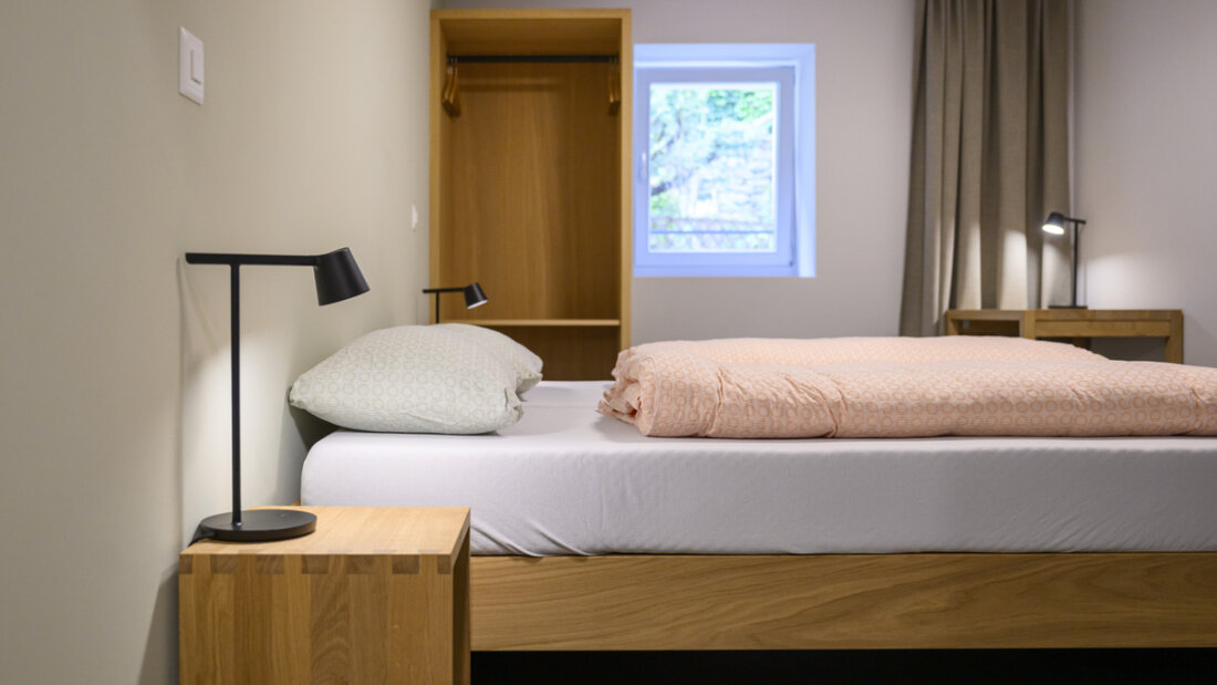Blick in ein Zimmer der Jugendherberge Martigny VS. Mit der Eröffnung der Jugendherberge im Walliser Ort sei die Präsenz in der Westschweiz weiter gestärkt worden. (Archivbild) 20260303104312512.jpg