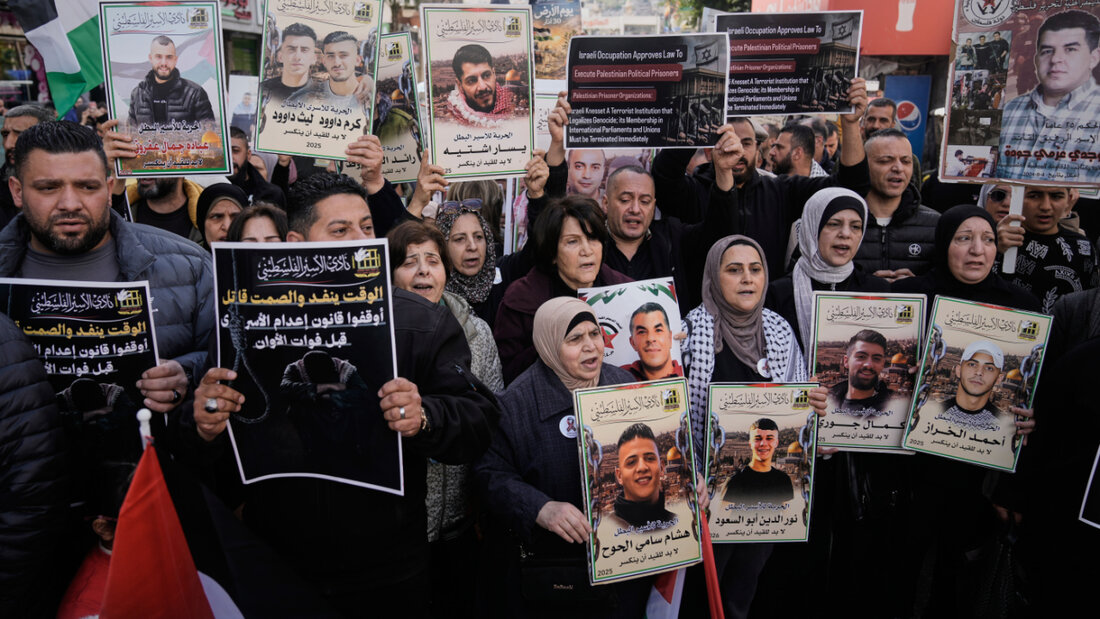 Palästinenser demonstrieren gegen die Entscheidung des israelischen Parlaments zur Einführung der Todesstrafe für Terroristen. Foto: Majdi Mohammed/AP/dpa 20260401140321878.jpg