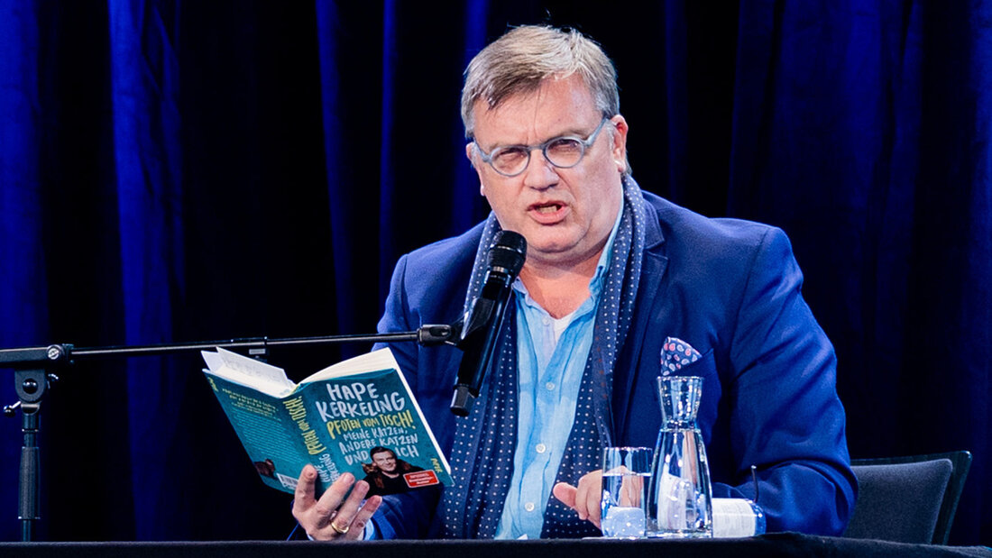 ARCHIV - Hape Kerkeling, Moderator und Autor, sitzt im Rahmen des internationalen Literaturfests Lit.Cologne auf der Bühne im Tanzbrunnen. Foto: Rolf Vennenbernd/dpa 20260713101530799.jpg