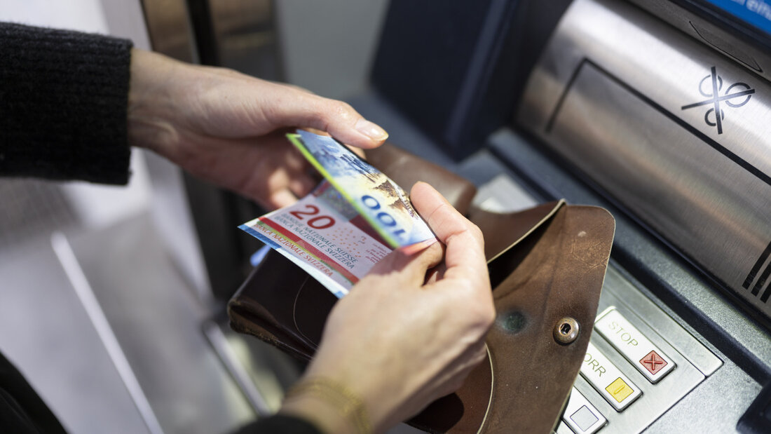 Die Bezahlung mit Bargeld soll in Graubünden bei kommunalen und kantonalen Dienstleistungen möglich bleiben. (Symbolbild) 20260828123228466.jpg