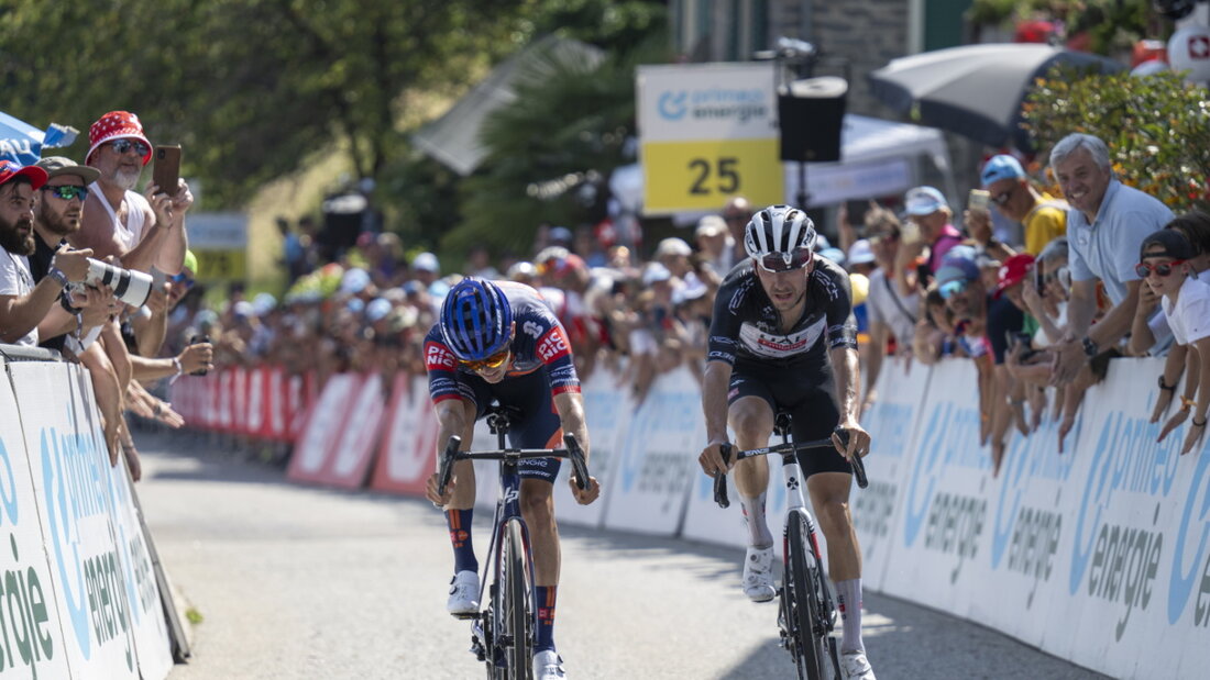 Oscar Onley (links) lässt Topfavorit João Almeida in der Königsetappe im Bergaufsprint hinter sich 20250619165822318.jpg