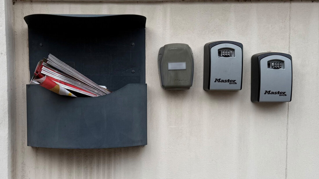 ARCHIV - An einer Hauswand in Italien hängen Schlüsselkästen für Ferienwohnungen (Archivbild). Foto: Christoph Sator/dpa 20251205150442736.jpg