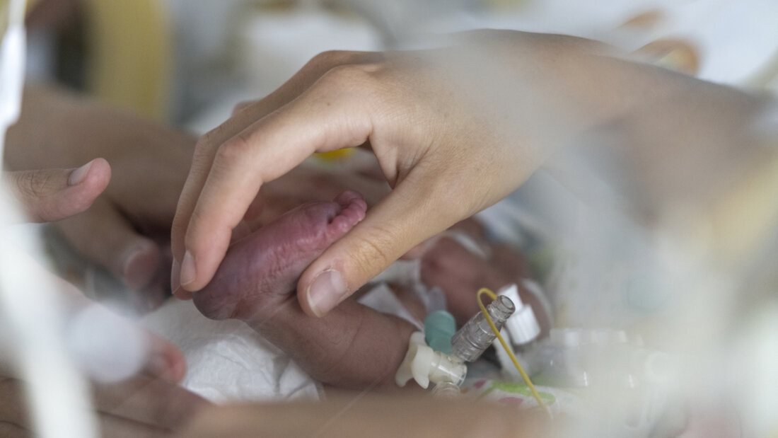 Mütter, die sich im Spital länger um ihr Neugeborenes kümmern müssen, sollen Erwerbsersatzleistungen erhalten. Das hat das Parlament beschlossen. (Themenbild) 20251209135605583.jpg