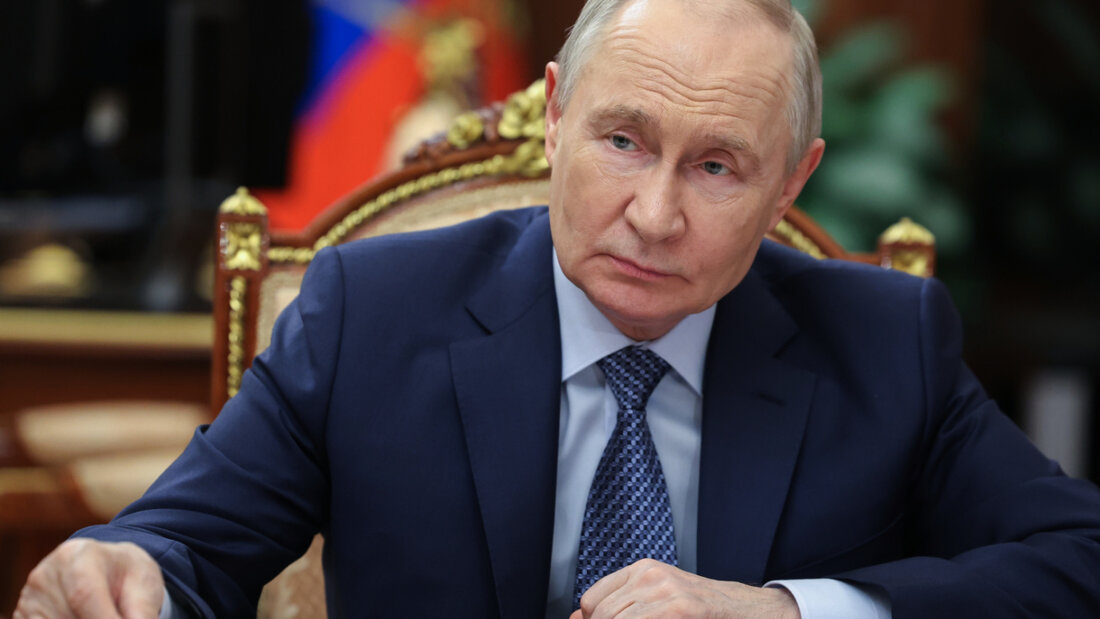 ARCHIV - Der russische Präsident Wladimir Putin hört dem Minister für Wissenschaft und Hochschulbildung, Falkov, im Kreml zu. Foto: Vyacheslav Prokofyev/Pool Sputnik Kremlin via AP/dpa (Archivbild) 20260628090432479.jpg
