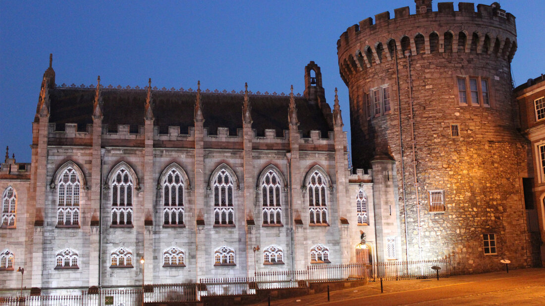 ARCHIV - Das Dublin Castle wird in der Abenddämmerung beleuchtet. Foto: Christoph Driessen/dpa-tmn 20260701001111259.jpg