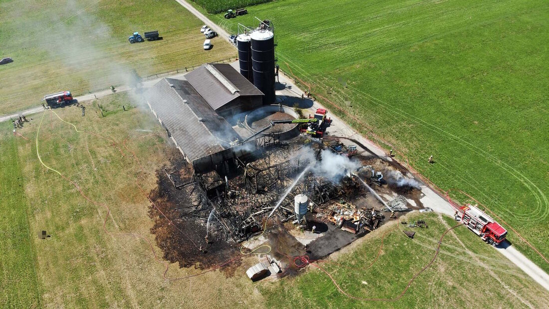 Bei den Löscharbeiten eines brennenden Landwirtschaftsbetriebs in Sax erlitt ein Feuerwehrmann einen Zusammenbruch. 20260711165555077.jpg