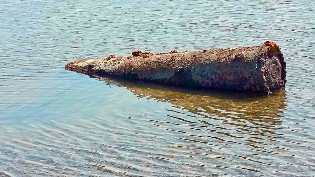 HANDOUT - Dieses von der Polizei der Slowakischen Republik zur Verfügung gestellte Foto zeigt einen unbekannten Gegenstand, der durch den Rückgang des Wasserstands der Donau im Bezirk Komárno freigelegt wurde. Foto: -/Polizei der Slowakischen Republik via TASR/dpa - ACHTUNG: Nur zur redaktionellen Verwendung und nur mit vollständiger Nennung des vorstehenden Credits 20260803154819470.jpg