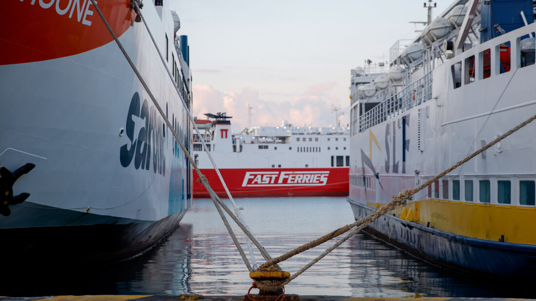 ARCHIV - Festgemachte Fähren im Hafen von Piräus während eines 24-stündigen Streiks. Foto: Socrates Baltagiannis/dpa 20260815093401388.jpg