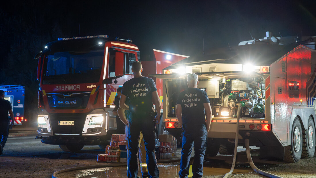 Rettungskräfte von Polizei und Feuerwehr sind bei einem Waldbrand im Einsatz. Foto: Max Lametz/dpa 20260816013514677.jpg